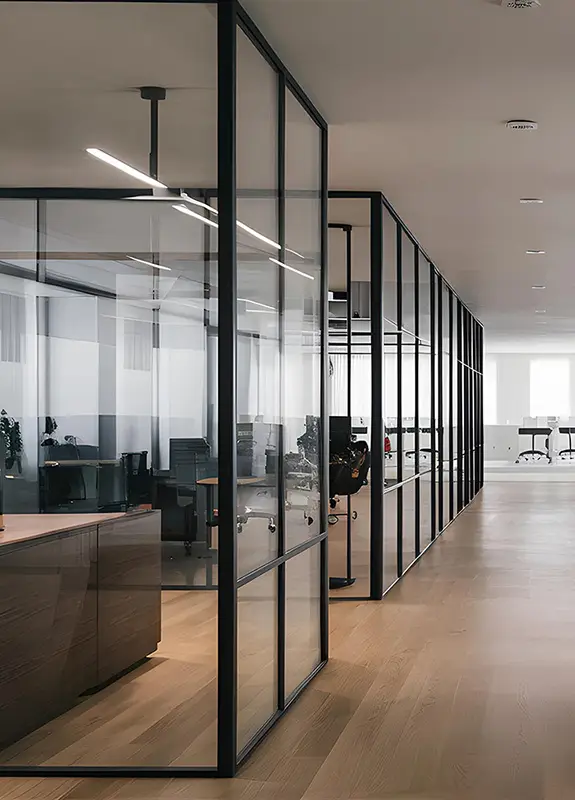 Glazen deuren en wanden op maat geplaatst door Glashandel Nuyens voor moderne interieurafwerking.