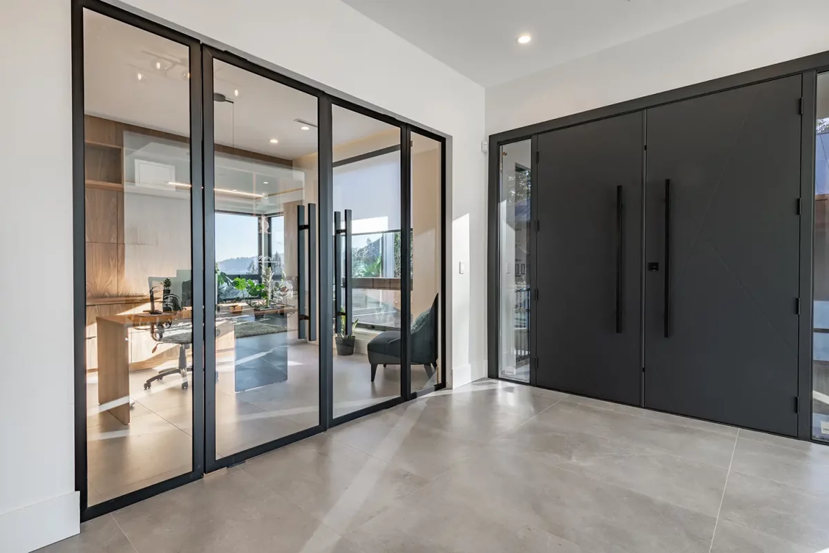 Glazen deuren en wanden op maat geplaatst door Glashandel Nuyens voor moderne interieurafwerking.