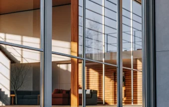Glashandel Nuyens is dé specialist in glazen deuren en wanden, douchedeuren en wanden, isolerende beglazing hoogrendement, inbraakwerend en veiligheidsbeglazing, verandaplaten acrylaat en polycarbonaat, decoratief glas.
