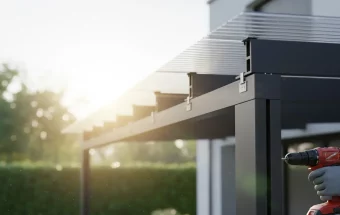 Verandaplaten acrylaat en polycarbonaat geplaatst door Glashandel Nuyens voor een duurzame en lichte overkapping.